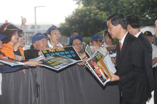 香港特首梁振英接受“挺警执法”市民签名(图)