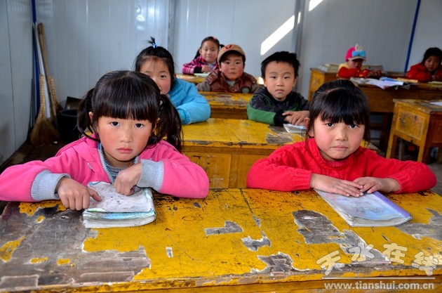 天水西联蜂业爱心捐助情暖贫困山区儿童(组图)__中国中小企业天水网
