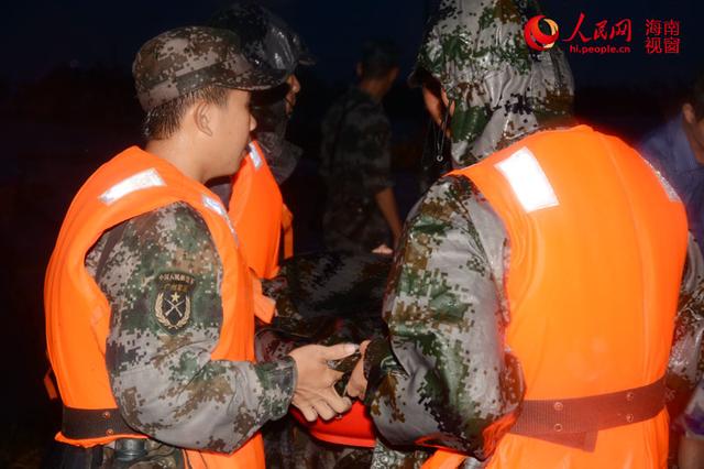 官兵深夜救援威马逊受灾群众 脸盆救出婴儿【2】
