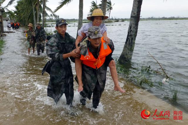 海南官兵救援威马逊受灾群众 脸盆救出婴儿(图)