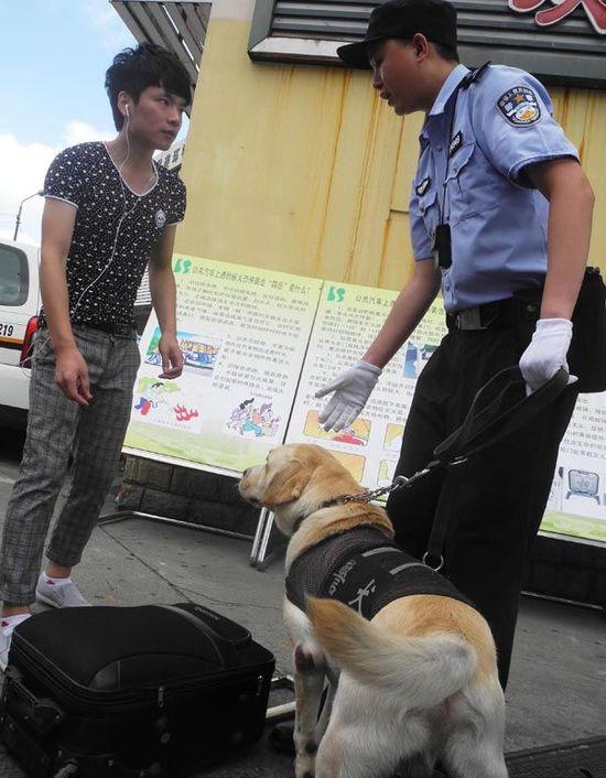 上海公共交通安检再度升级:特警上车临检(图)