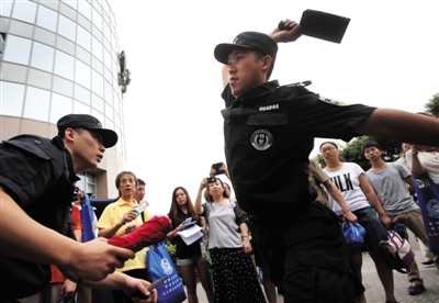 昨日,《公民防范恐怖袭击手册》首发仪式现场,特警教市民如何与手持菜刀的歹徒周旋。新京报记者 王贵彬 摄