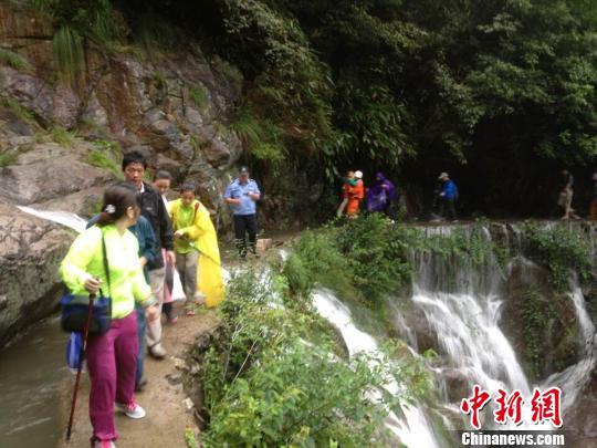 浙江安吉突降暴雨致溪水暴涨200余游客被困景区