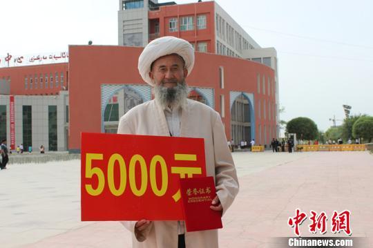 新疆伽师县160万元表彰严打暴恐先进(图)