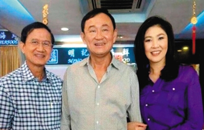 他信的女儿在社交媒体上发布了一张英拉与两位泰国前总理—他信和颂猜的照片。