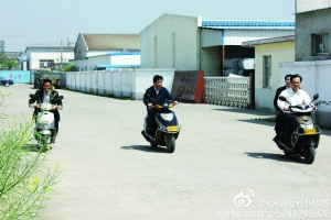 网友称仪征市委书记程希(中)骑摩托车下乡没戴头盔 微博截图