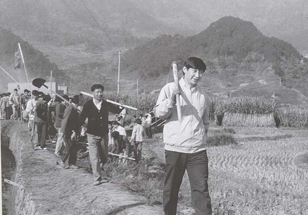 习近平37岁从政杂谈《摆脱贫困》22年后首再版