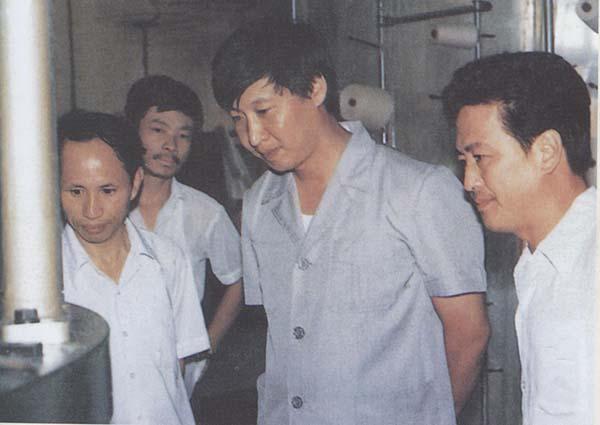 习近平37岁从政杂谈《摆脱贫困》22年后首再版