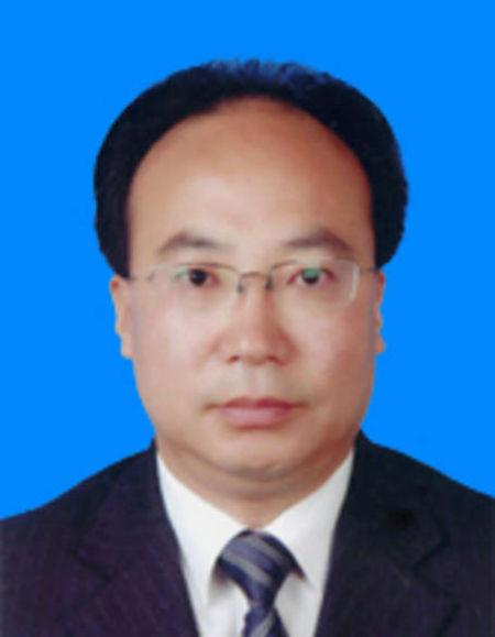 甘肃县长猝死民众自发送行 与网上嘲讽成对比