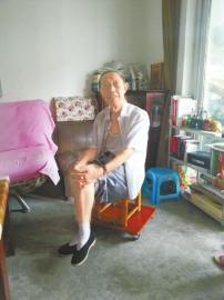 对面数百米外的小区里,82岁的余腾清身着白衬衣,穿一双圆口黑布鞋,正