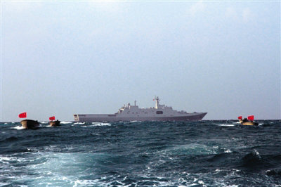 原文配图:1月22日,南海舰队冲锋舟向岛屿进发。1月21日至22日,南海舰队远海训练编队采用水面舰艇、气垫艇、舰载直升机,先后对西沙永兴岛、东岛等岛屿进行立体巡航。中新社发