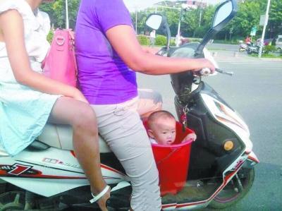 幼童被装桶塞上电动车 网友:这孩子非亲生(图)