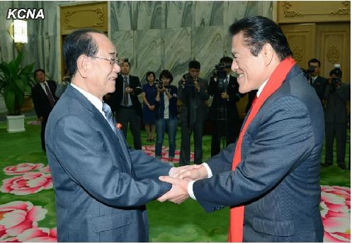 朝鲜最高人民会议常任委员会委员长金永南会见日本国会参议员猪木宽至。
