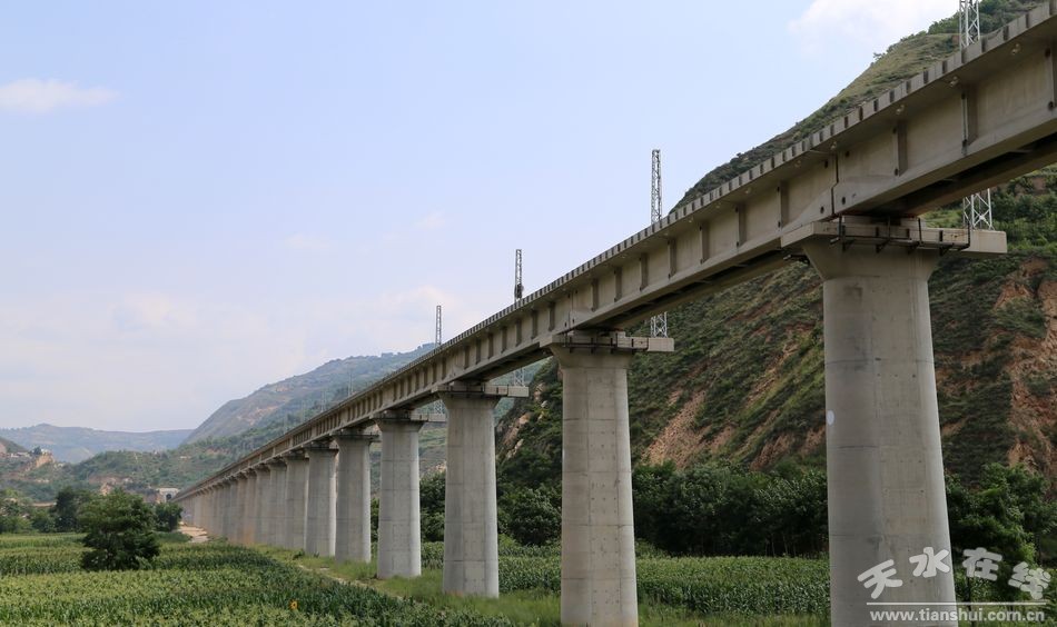       近年来,清水县在建设二级路,天平铁路线