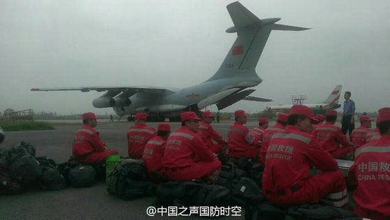 原文配图:救援队准备登机。