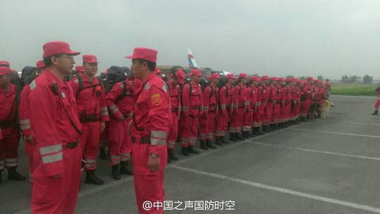 原文配图:中国地震救援队集合。