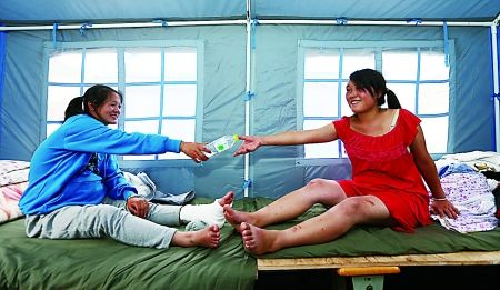 怀孕7个月的艾福玲(右)和李朝惠在救灾帐篷内