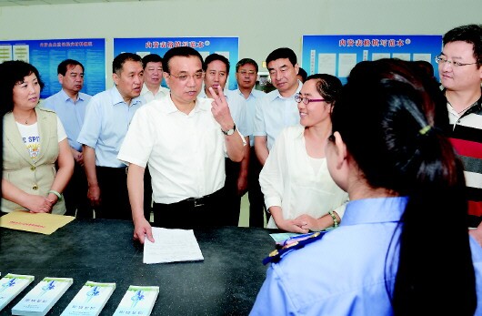 7月25日,李克强总理到济南市工商局考察。大众日报记者 汤序民 摄
