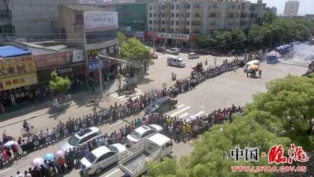 甘肃一县长猝死引网友猜疑 当地民众:确为牺牲