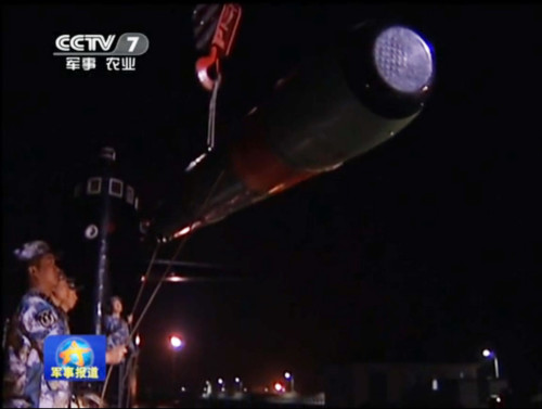 原文配图:近日,央视军事报道公开北海舰队军械大队夜间演练为潜艇部队装填重型鱼雷画面。从图分析,画面中出现的潜艇应该为两种型号。一型疑似为国产最新型039B级常规潜艇、一型疑似我军核潜艇。