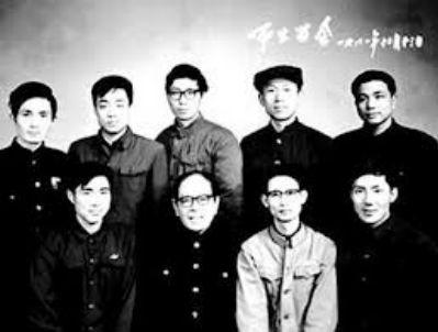 姜明安珍藏著一张摄于1981年大三时的黑白照片,一群年轻人簇拥著龚祥瑞。李克强站在后排最右侧的位置。