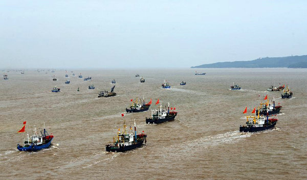 原文配图:新华社照片,台州(浙江),2014年9月16日 东海伏季休渔结束 渔船扬帆入海 9月16日,浙江台州市海门港口的渔船成群结队驶离渔港出海捕鱼。当日中午12点,为期三个半月的东海伏季休渔期正式结束,浙江舟山、宁波、台州等地的渔船纷纷扬帆入海。海面上千帆竞渡,蔚为壮观。新华社发(潘侃俊 摄)
