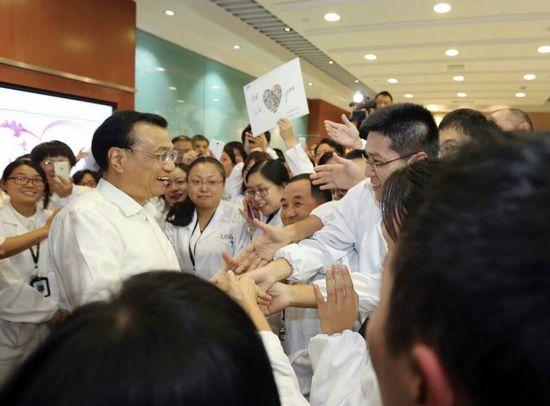 李克强考察上海自贸区 用粤语祝港商“恭喜发财”