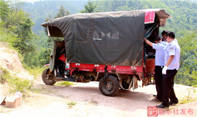 ������ɽ300�����������Χ����ɱСѧ���ӷ�