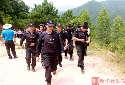 ������ɽ300�����������Χ����ɱСѧ���ӷ�