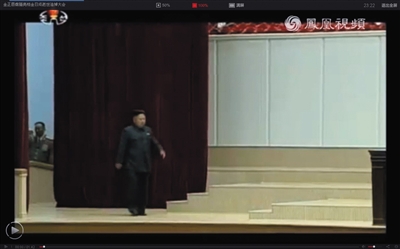 7月8日,朝鲜中央电视台现场直播金日成“中央追悼大会”,金正恩走路时行动不便。