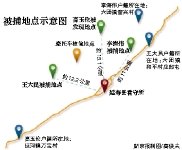 9月3日,哈尔滨市延寿县延寿镇班石村,一位特警在玉米地里勘查被盗后又丢弃的摩托车。新京报记者 薛珺 摄
