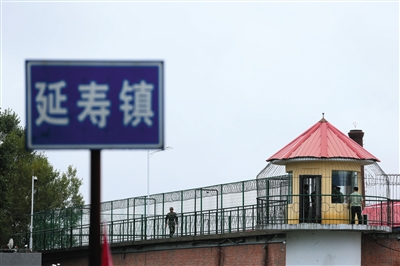 9月3日,延寿县看守所,一名武警跑向瞭望台。新京报记者 薛珺 摄