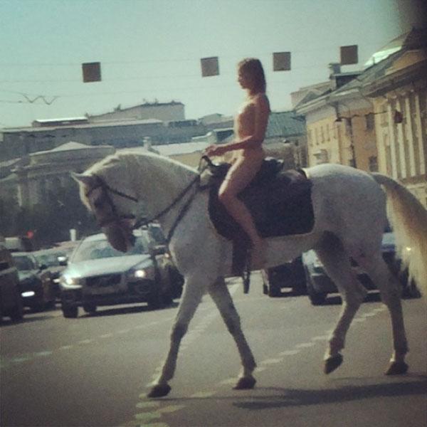莫斯科市中心惊现骑白马裸女（组图）