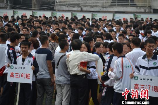 四川合江:千名学生行成人礼后与父母相拥而泣