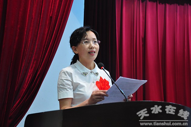 (优秀教师代表市逸夫中学教师巩煦云发言)