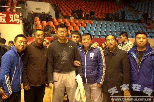 6新锐俱乐部成员与国家队队员、世界名将侯英超合影.JPG