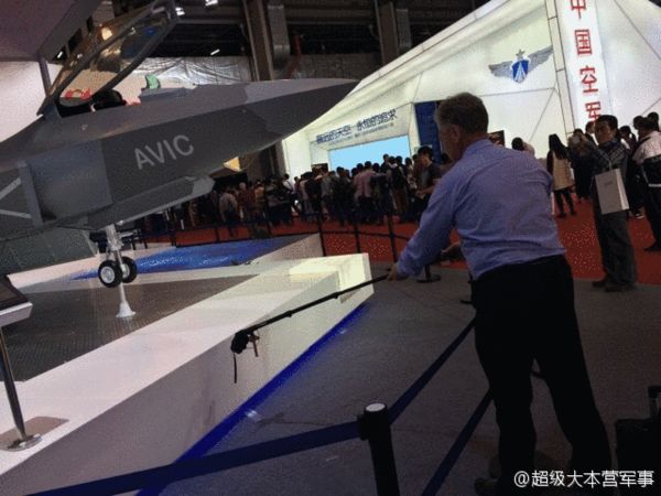 原文配图:航展上老外将FC-31模型拍个遍。