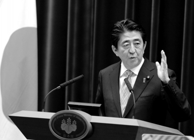 11月18日,在日本东京首相官邸,日本首相安倍晋三向记者发表讲话。新华社发