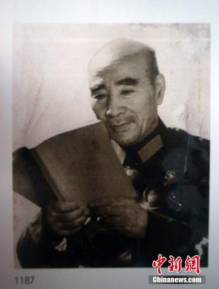 林彪照片《孜孜不倦》在北京拍卖 系江青作品