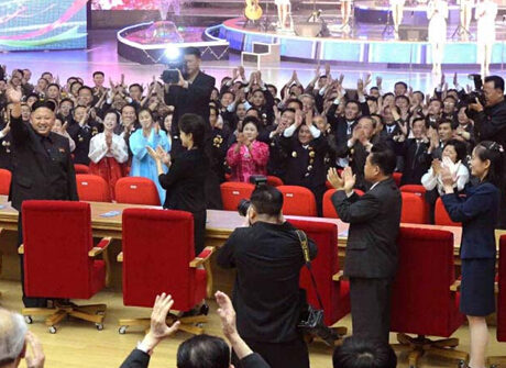 原文配图:金正恩妹妹金与正(右一)最近参加观看牡丹峰乐团演出。