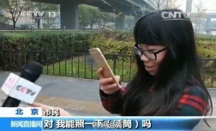女孩闯红灯被央视采访 称我先拍话筒留念(图)