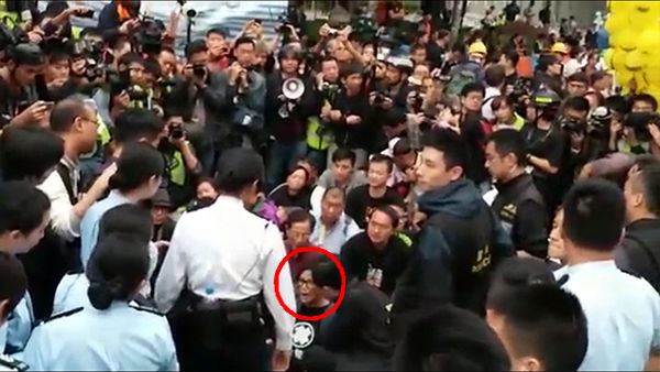 香港歌手何韵诗留守金钟 警方清场将其拘捕带走
