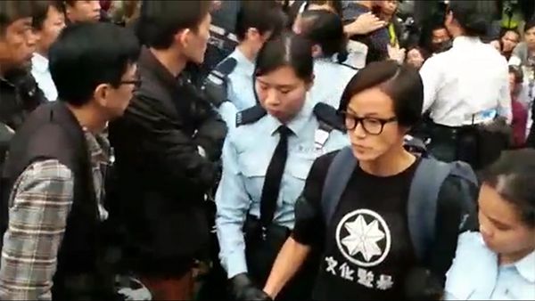 香港歌手何韵诗留守金钟 警方清场将其拘捕带走
