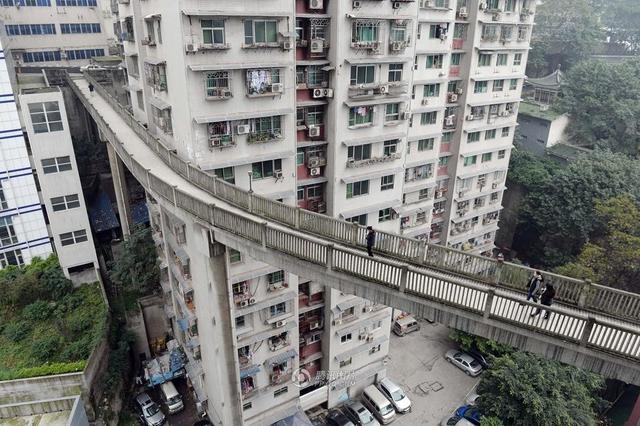 重庆现最“任性”天桥 13层高穿楼而过(图)