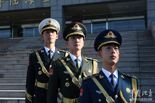 原文配图:解放军三军仪仗队新式礼宾服. 史加玮 摄影