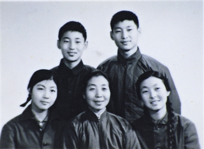 1972年冬,齐心获准带着儿女看望监护中的习仲勋。为了这次相见,齐心和子女专程从外地赶回北京,并拍摄了这张照片。前排右起:齐桥桥、齐心、习安安。后排右起:习近平、习远平。