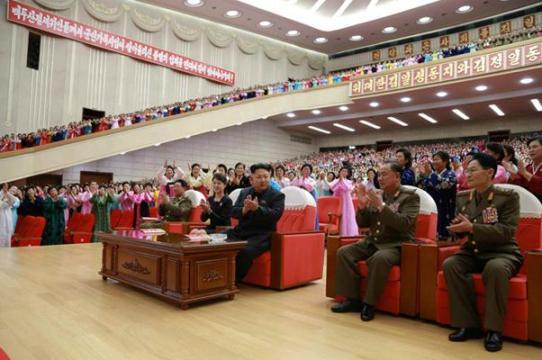 金正恩偕妻看演出称军人家属是“国家儿媳妇”