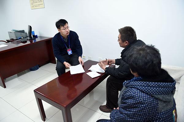 中纪委工作人员在来访接谈室内与来访群众面对面沟通交流,认真查看来访群众反映材料,倾听群众诉求。中纪委 图