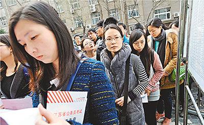 内地公务员今年加薪六成以上。图为内地选择报考公务员的人数逐年增加。数据图片