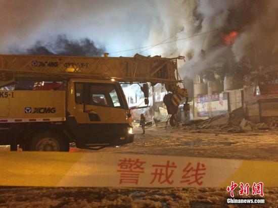 哈尔滨仓库大火坍塌:已致3名消防员牺牲(图)